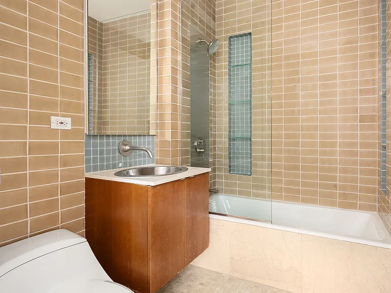 211 W 18th St #PENTHOUSE — Photo 17