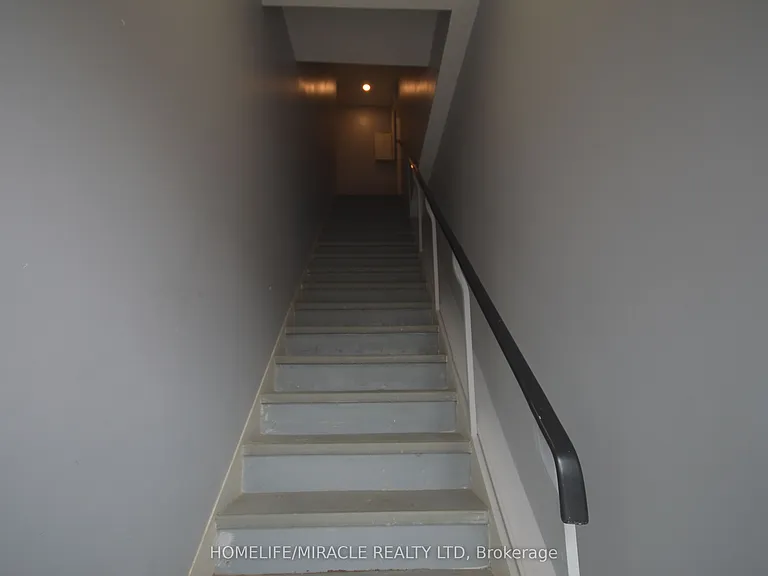 64 Holland St W #1 — Photo 3