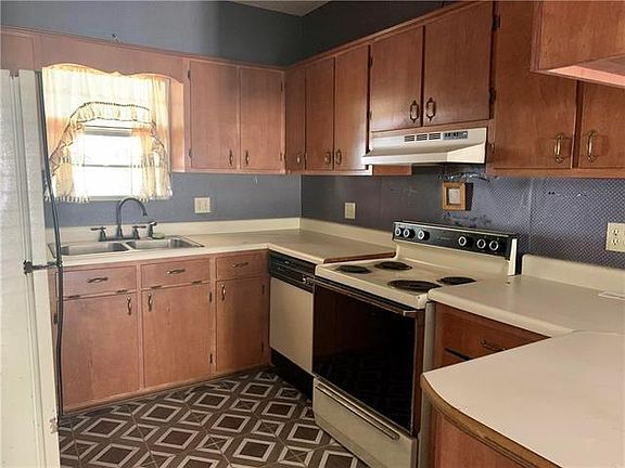 3rd image of 605 Huron Ave