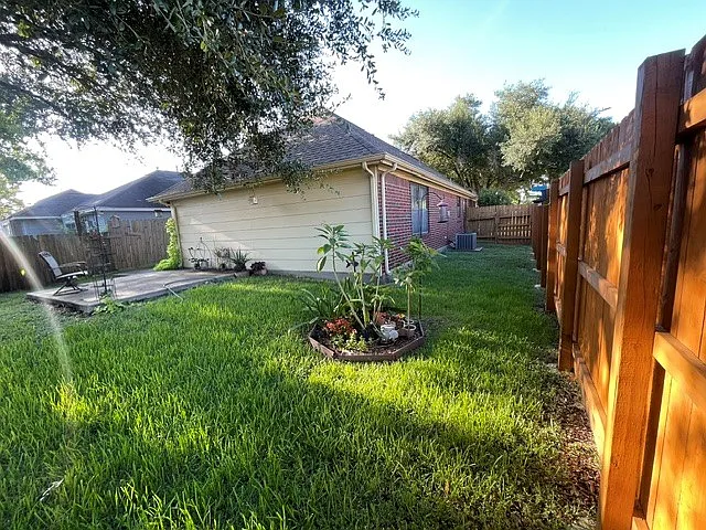 1102 Camelot Ln — Photo 17