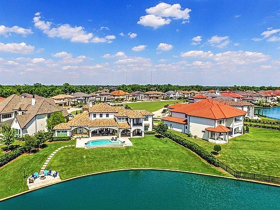 3rd image of 10 Enclave Manor Dr