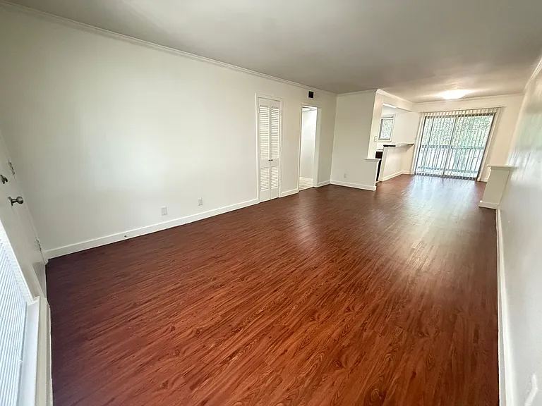 Lorrain Apartments — Photo 40