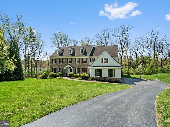 3rd image of 202 Painswick Ln