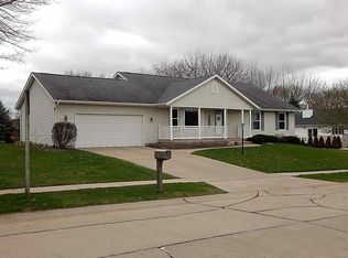 1013 Pleasant Hill Dr, De Witt, IA 52742