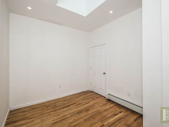 5th image of 527 1/2 Manhattan Ave