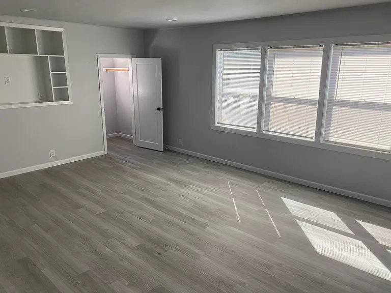 994 Elrod Ave — Photo 3