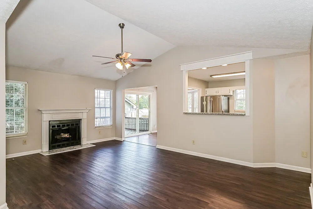 3 bed, 2.0 bath, 1362 sqft, $2,355 — Photo 3
