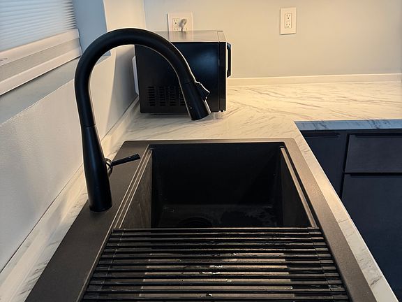 4th image of 3232 Henrietta St #1FE