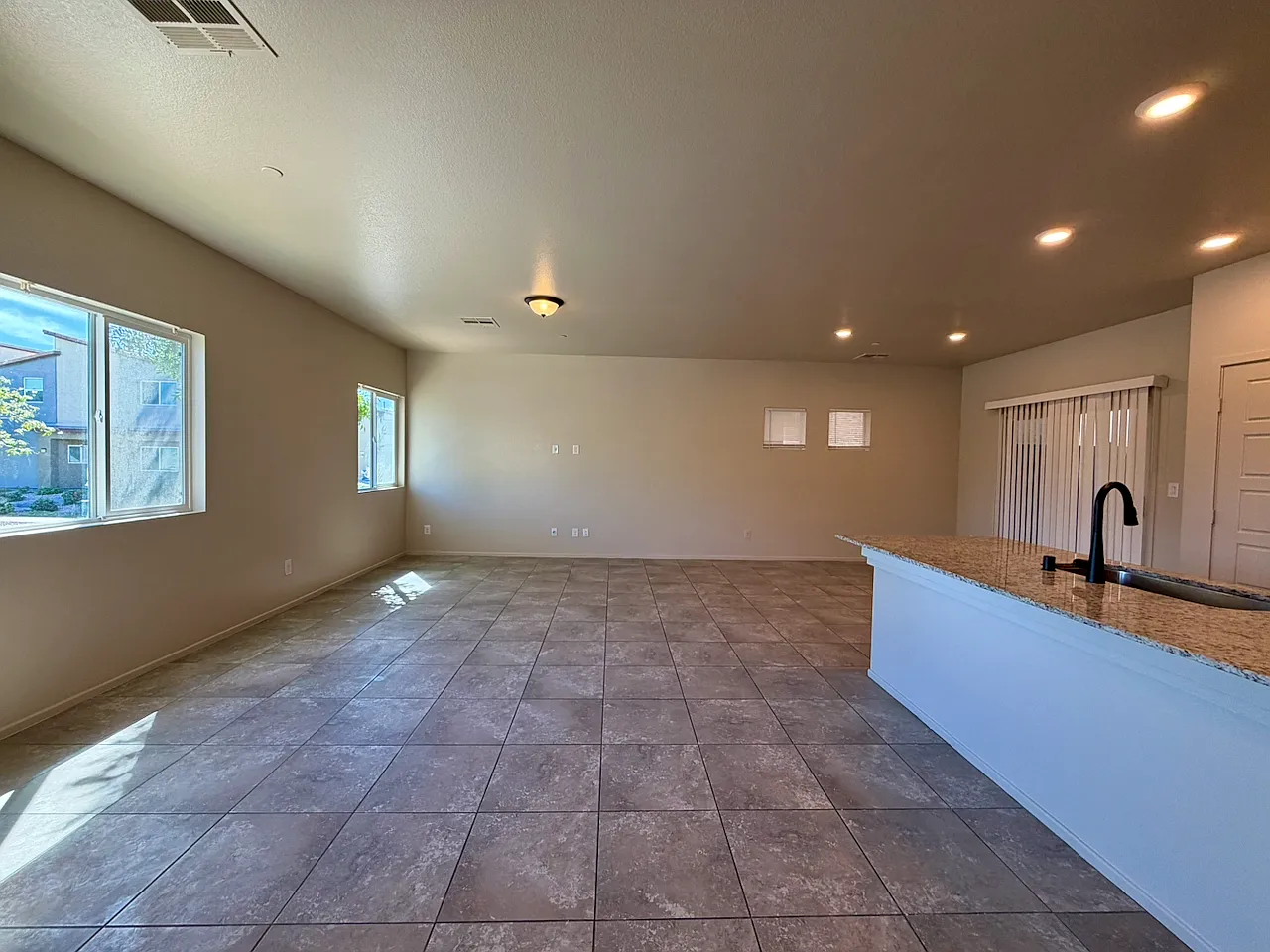 3 bed, 2.5 bath, 2218 sqft, $2,195 — Photo 4