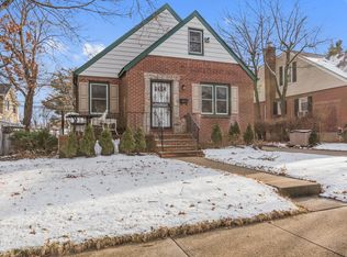 40 Sylvia Ln, New Hyde Park, NY 11040