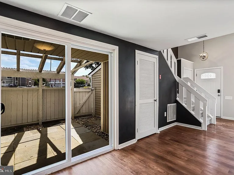 1523 Kensington Dr — Photo 2