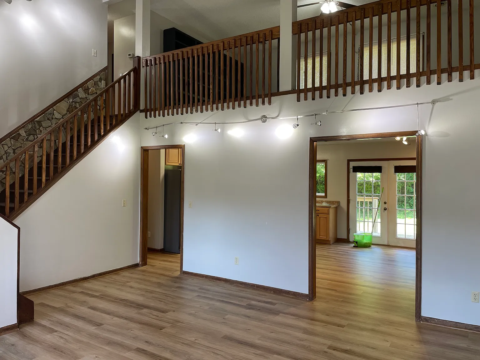 3 bed, 2.5 bath, 1884 sqft, $2,500 — Photo 3