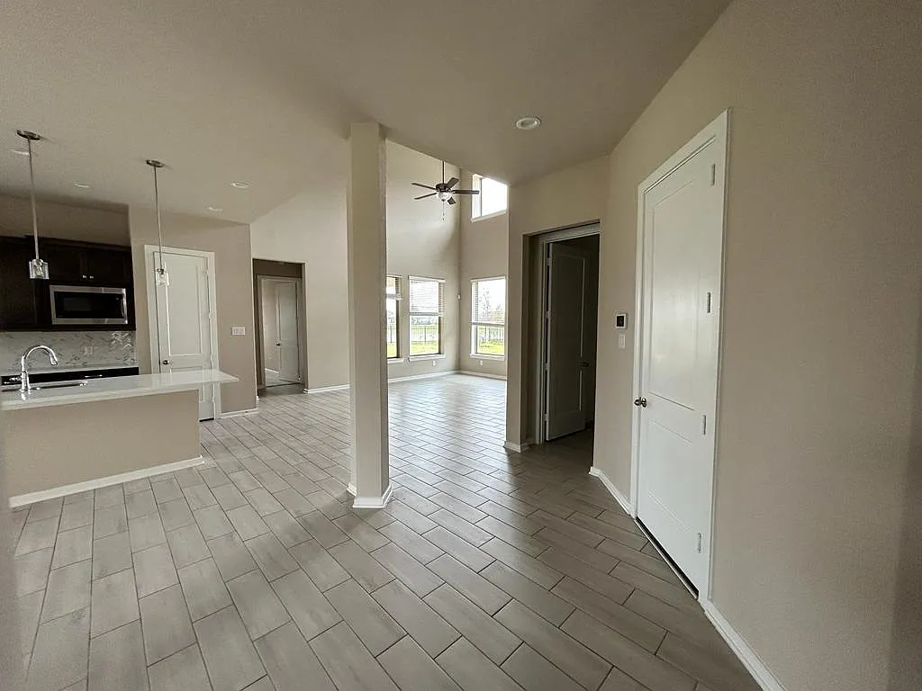 4 bed, 3.0 bath, 2785 sqft, $3,700 — Photo 2