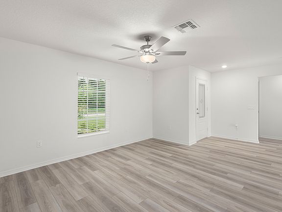 The dining room is ready to host your next diner party