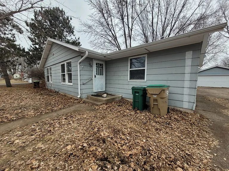 822 Dwight St — Photo 17