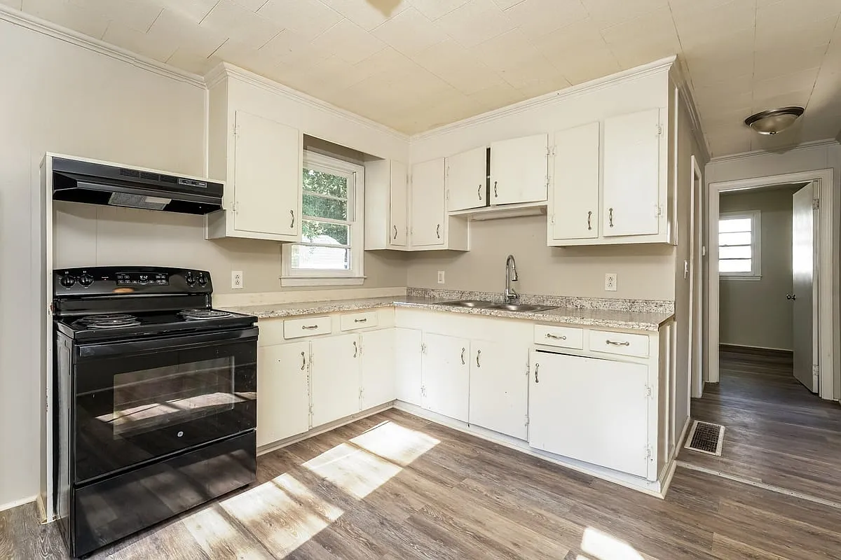 1006 E Devonshire St — Photo 4