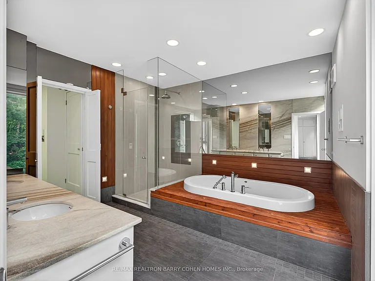 21 Tudor Gate — Photo 17