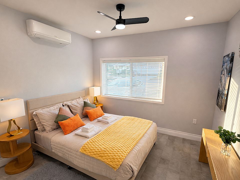 Bright furnished studio with queen bed and private entrance