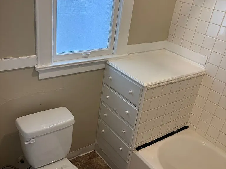 220 Belmont Ave E — Photo 23