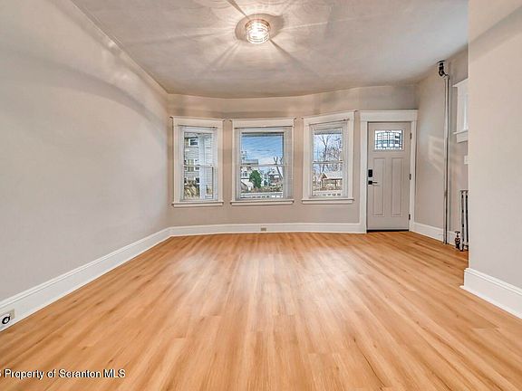 5th image of 819 Poplar St