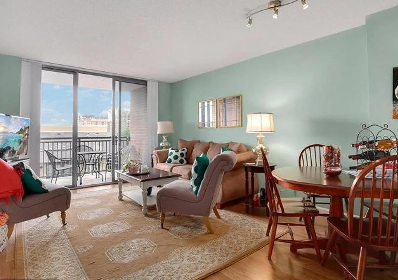 Beautiful and spacious 1 bedroom 1 bathroom — Photo 1