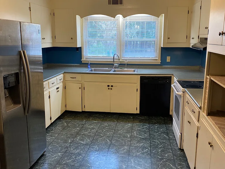 801 Mosley St — Photo 3