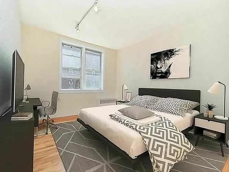 233 E 12th St #1D — Photo 1