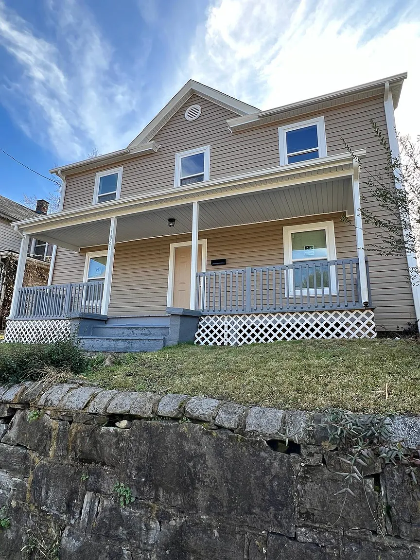 1021 Tazewell Ave SE photo 1