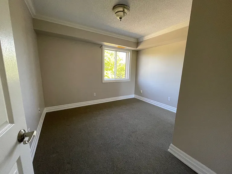 1275 Bentley Dr — Photo 8