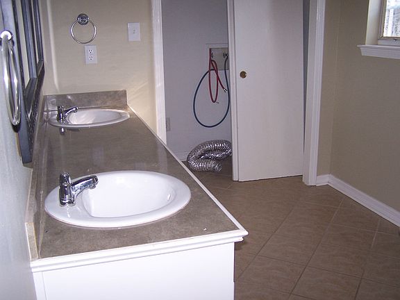 3rd image of 914 Desoto Ave