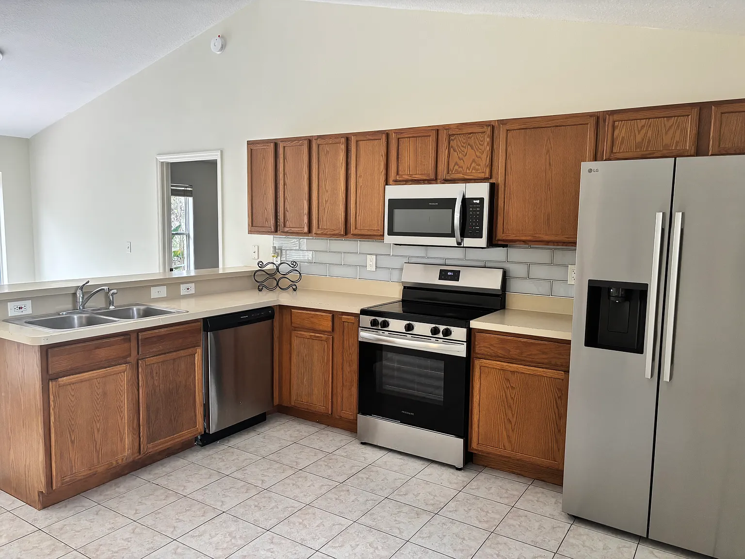 3 bed, 1276 sqft, $2,200 — Photo 2