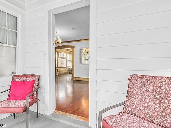 4th image of 42 Park End Pl