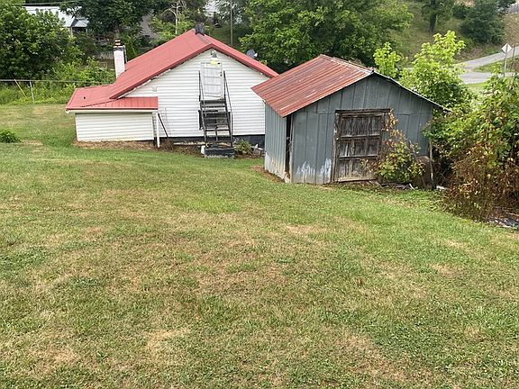3rd image of 121 Golden Rd