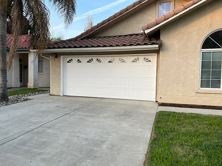 160 Lake Dr — Photo 2