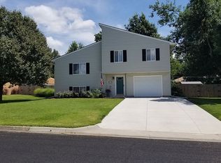 1814 Holiday Dr, Emporia, KS 66801