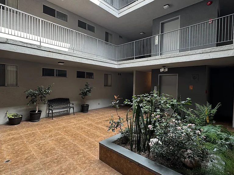 1150 N Normandie — Photo 1