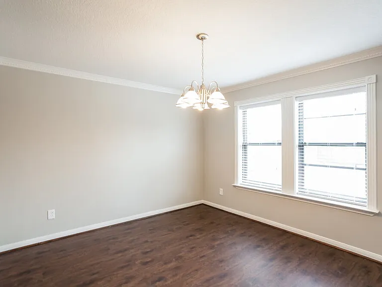 501 W Hunters Ln — Photo 5
