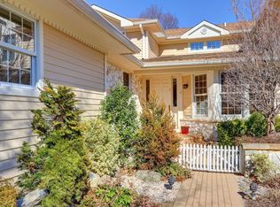 119 Firestone Cir, Roslyn, NY 11576