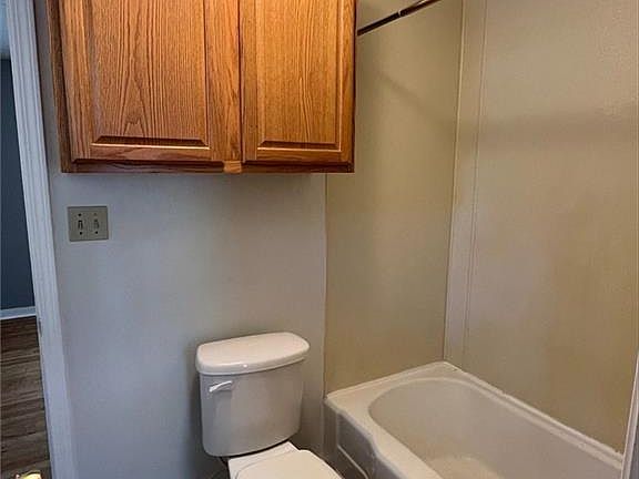4th image of 407 E Washington St