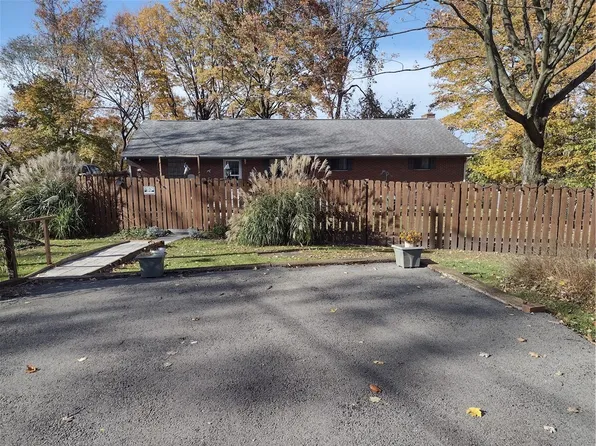 120 Carnegie Dr, New Kensington, PA 15068