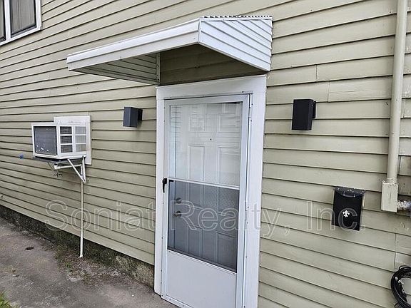 2nd image of 2915A Grand Route Saint John St #2915A