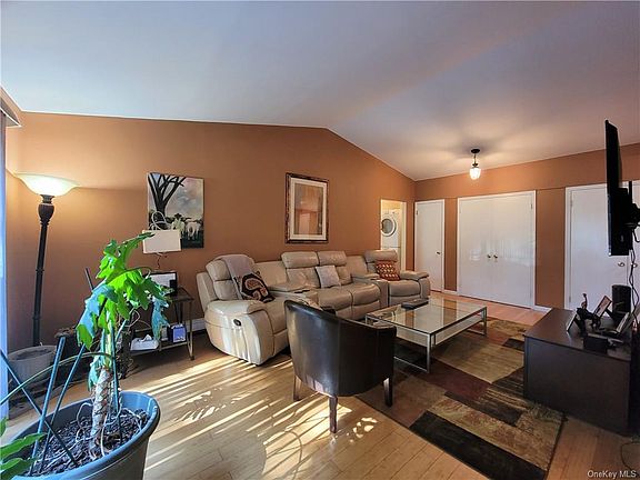 3rd image of 100 Hillside Dr APT A13