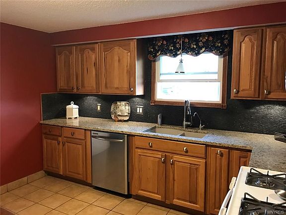 3rd image of 106 Parwood Dr