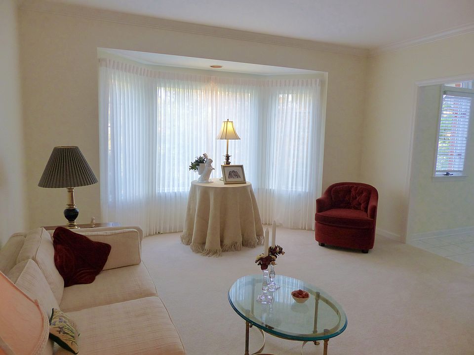 Beautiful bay window in LR