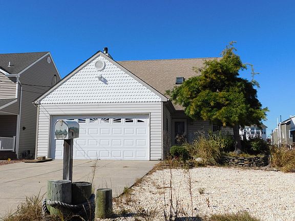 3rd image of 71 Carlyle Dr