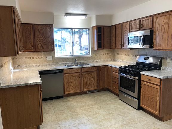 Spacious fully redone kitchen with breakfast nook