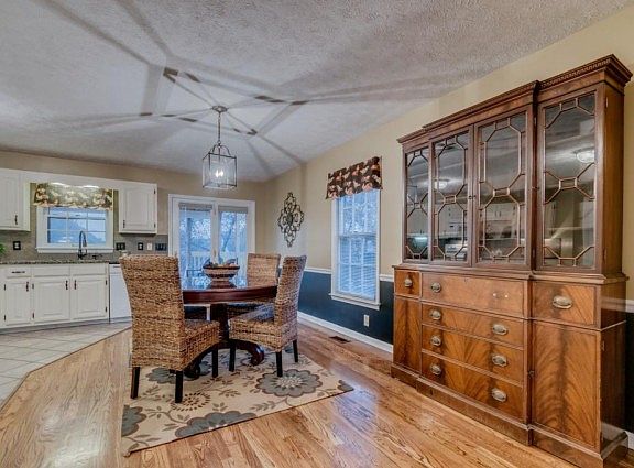 3rd image of 111 Saint Martins Ln