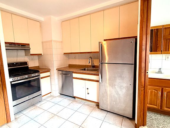 3rd image of 324 E 89th St APT 3w