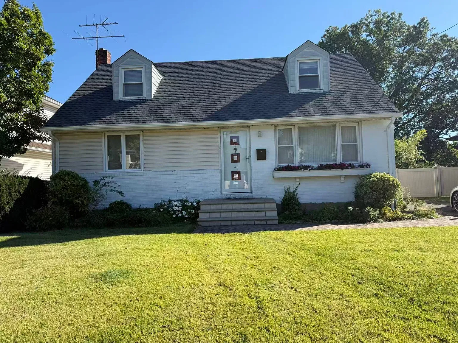 Nassau Dr, Albertson — Photo 4