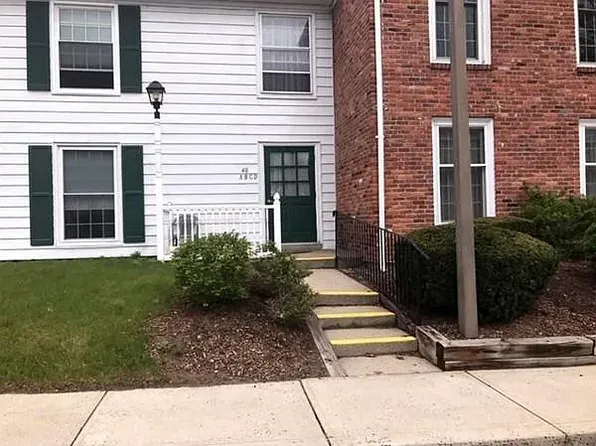 40 Yorktown Dr, Springfield, MA